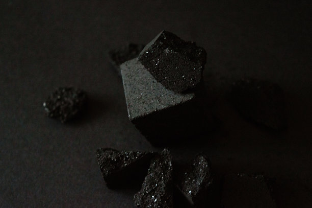 黑色背景上的一堆水烟用木炭块。损坏的木炭块。留白空间。柔焦效果。适合您的品牌设计和广告的照片。图片下载