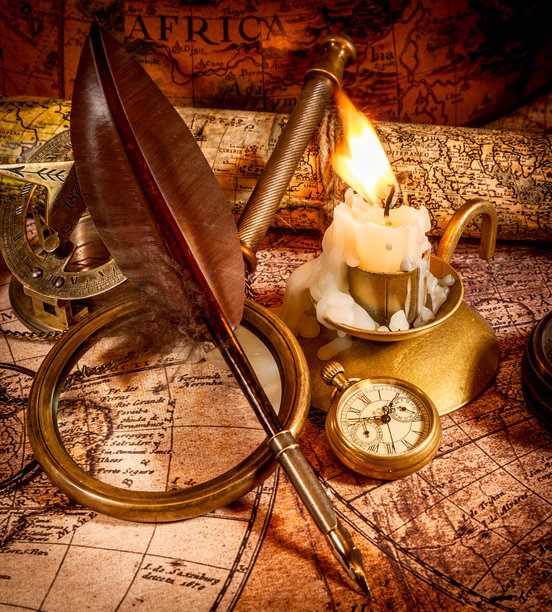 复古风格的旅行与冒险。桌子上的复古老指南针和其他复古物品。图片下载