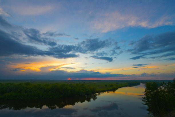 美丽的无人打扰的野生河流风景的航拍照片。夏季壮观的日落时分，河流穿过原始森林的美景。无人机拍摄的自然野生河流地形。图片下载