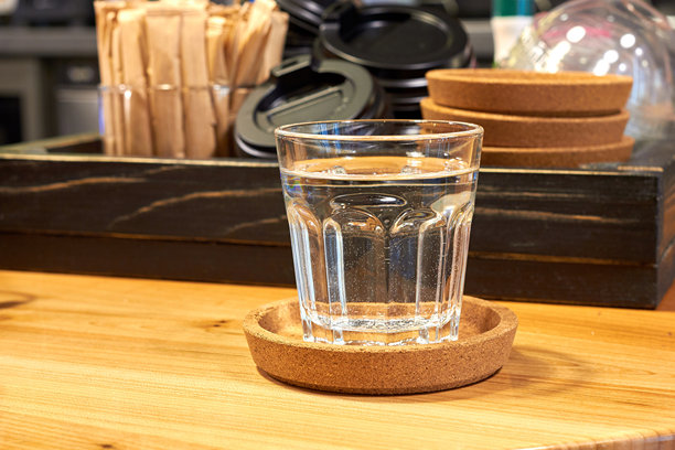 桌子上放着一杯水的特写照片图片下载