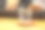桌子上放着一杯水的特写照片图片下载