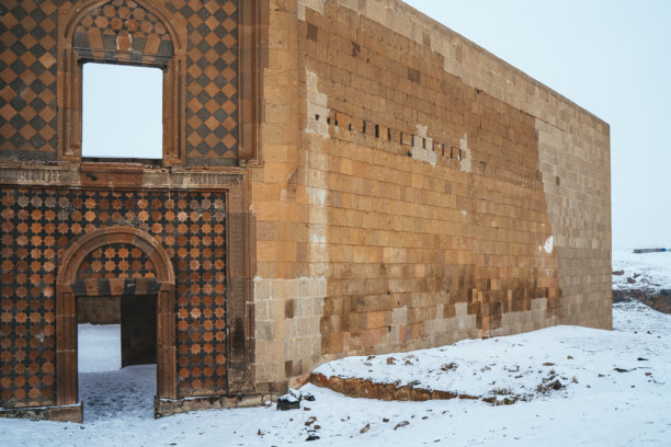 土耳其卡尔斯的阿尼遗址古代奇观。阿尼塞尔柱宫的入口大门照片。图片下载