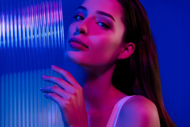 美丽可爱的女士在蓝色背景上宣传沐浴露产品的照片图片下载