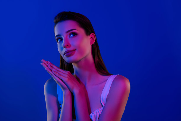 美丽女士在蓝色背景下，经过创新疗法后拥有完美清新的肌肤的照片图片下载
