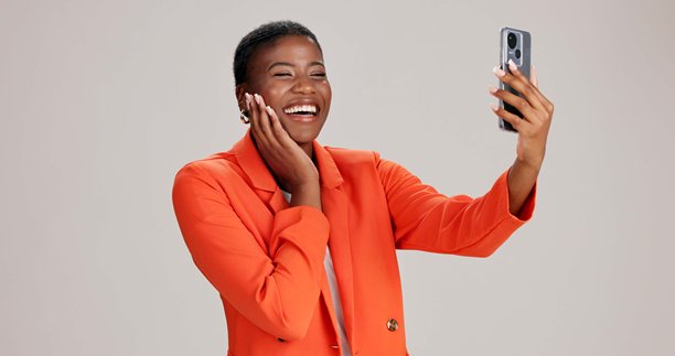 工作室，黑人女性在模拟空间中微笑并拍摄自拍，展现摄影、记忆和自信。女性或网红与视频日志，适合社交媒体或白色背景的照片。图片下载