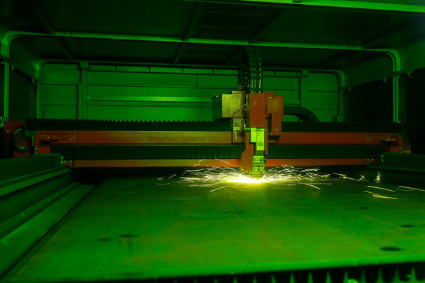 光纤激光切割机正在切割金属板。库存照片图片下载