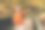 户外背着背包的金发男性指着前方，他正在林地中徒步旅行。积极的生活方式概念。旅行、旅游和人群横幅。高质量照片图片下载