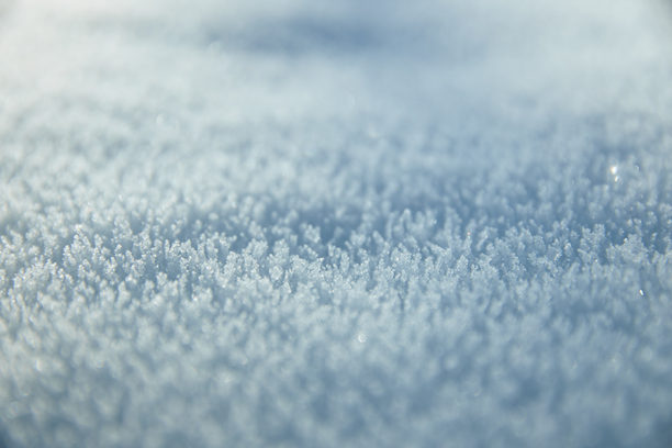 阳光照耀下的雪和雪晶体特写照片。图片下载