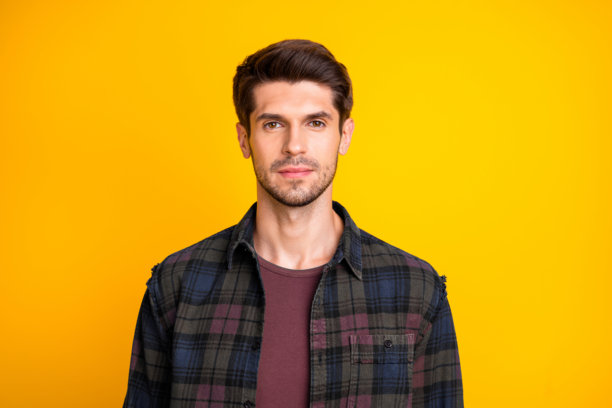 修复寺庙！照片中是一面令人惊叹、严肃的男性镜子，穿着休闲服装，背景为黄色。图片下载