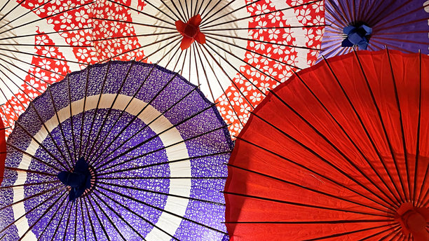 日本伞在屏幕上整齐排列，传统日式背景素材图片下载