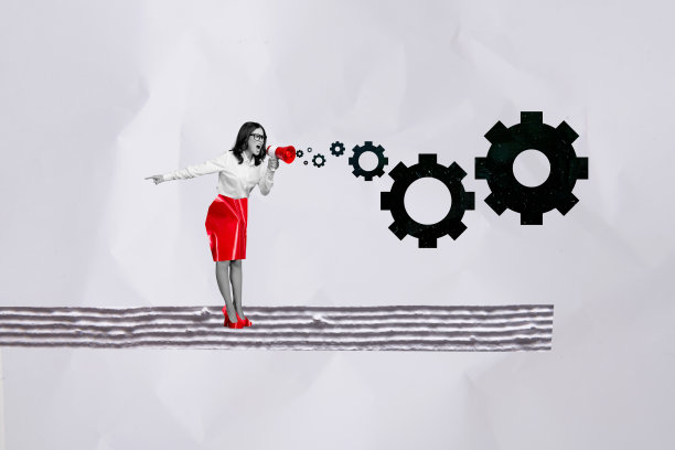 愤怒的女商人手持扩音器，喊叫着齿轮设置工作负载控制的合成照片拼贴，背景为涂鸦风格。图片下载