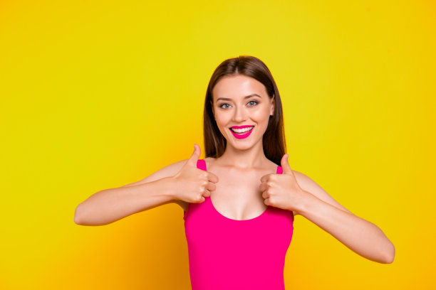 海边派对的放松水景，完美的快乐与乐趣概念。特写照片，迷人、愉快、可爱、漂亮的女士在明亮的背景下竖起大拇指。图片下载