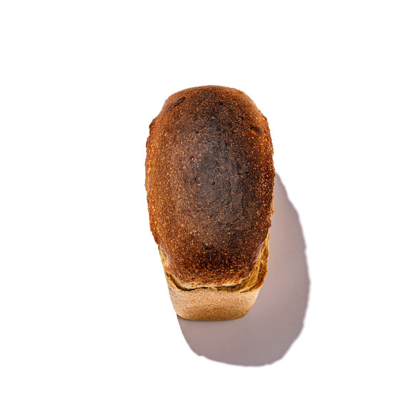 这是一张白色背景下面包特写的图片。图片下载