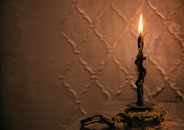 黑色蜡烛与草药、艾蒿、圣约翰草，仪式工具概念照片。黑暗女巫核心美学。古老的神秘知识概念。选择性焦点。图片下载