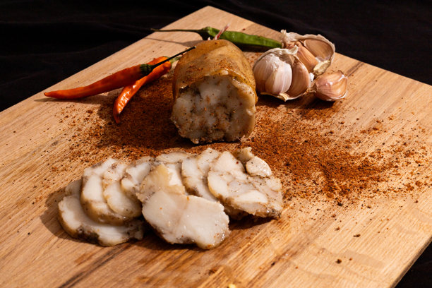 猪油、牛脂、培根、胡椒、大蒜放在切菜板上，天然小吃特写照片图片下载