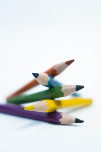 一张干净简约的照片，彩色铅笔创意地排列在白色背景上。图片下载