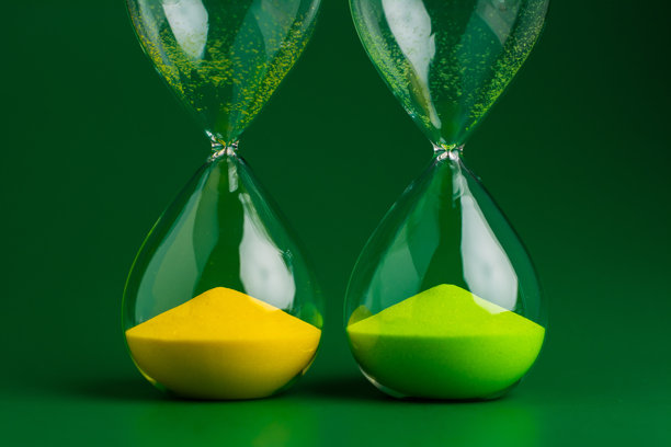 沙漏照片，体现时间和高效利用时间的概念图片下载