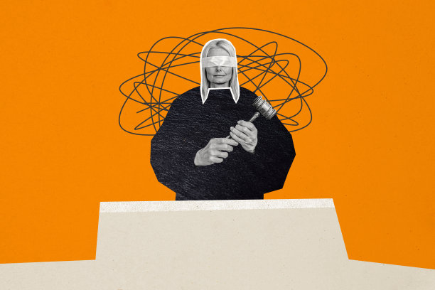 合成照片拼贴，匿名的老年女性在法庭上手持法槌，作出判决决定，法理学背景下的孤立形象。图片下载