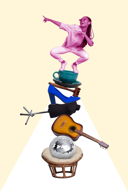 垂直照片拼贴，快乐女孩站在一堆物品上，包含迪斯科球、吉他、高跟鞋、锤子、杯子和碟子，稀有复古风格，背景为涂鸦色彩。图片下载