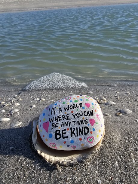 在一个你可以成为任何人的世界里，做一个善良的人——海洋上的贝壳上绘制的石头，竖版照片图片下载