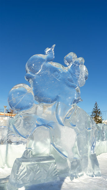 冰镇小镇中的马戏团大象冰雕。马戏团人物。冰镇小镇的装饰。新年和圣诞节。竖版图片图片下载