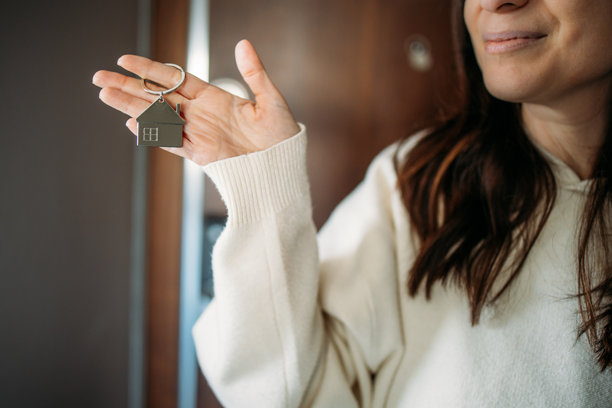 女人手握新房钥匙的照片图片下载
