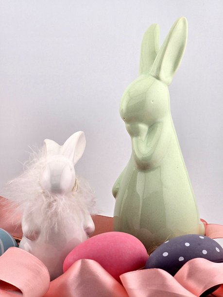 复活节兔子、彩蛋和装饰丝带的照片。图片下载