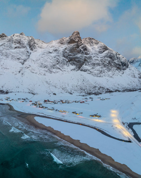 挪威北部塞尼亚岛埃尔斯菲约德村的冬季航拍风景照片图片下载