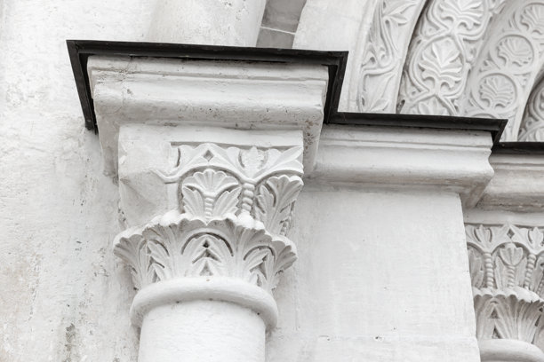 白色柱廊与古代建筑背景的照片图片下载