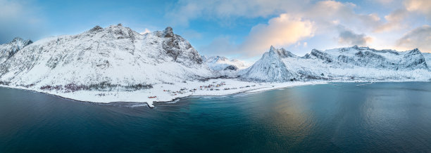 挪威北部塞尼亚岛埃尔斯菲约德村的冬季航拍风景照片图片下载