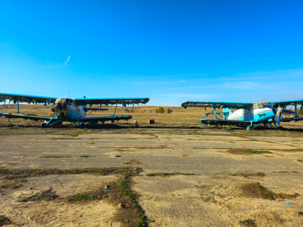 这片草原已成为废弃飞机的栖息地，如照片所示。图片下载