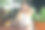 在户外坐在桌子前的30岁女性，因过度学习和颈部疼痛而感到不适，面露压力，正对着笔记本电脑。高质量照片。图片下载