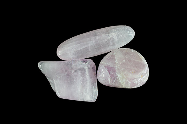 昆士石的照片，昆士石是一种粉色到紫色的矿物辉石，常用作宝石。图片下载