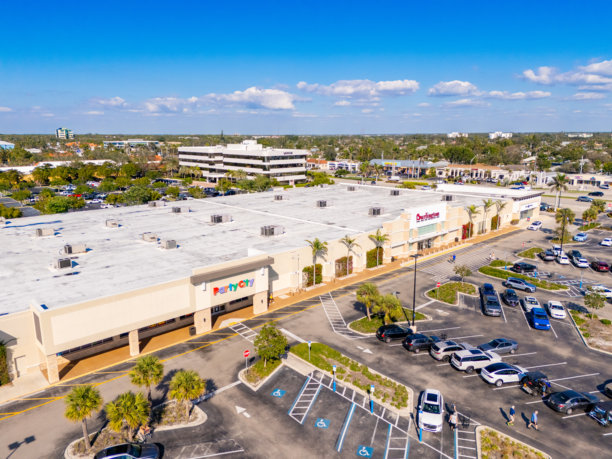 佛罗里达州那不勒斯的空中照片，公园海岸广场图片下载