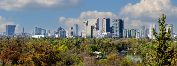 查普尔特佩克森林和墨西哥城摩天大楼的全景照片图片下载