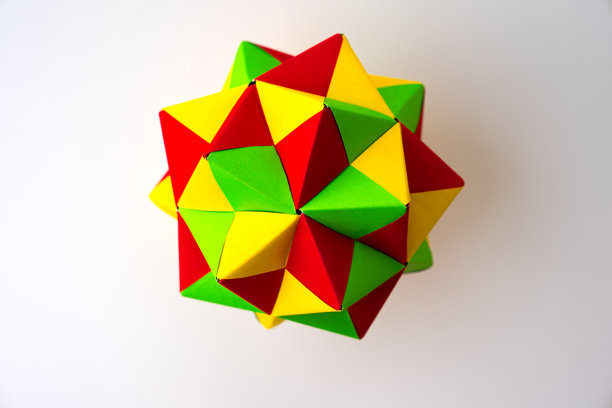 色彩缤纷的星形折纸立方体特写，背景为白色。照片拍摄于2025年2月27日，瑞士苏黎世。图片下载