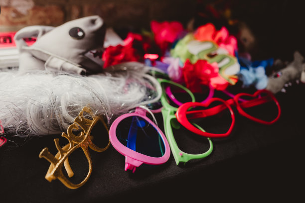 婚礼接待处桌上的照片亭道具图片下载