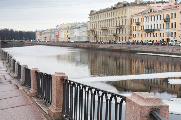 圣彼得堡街道照片，背景是丰坦卡河岸图片下载
