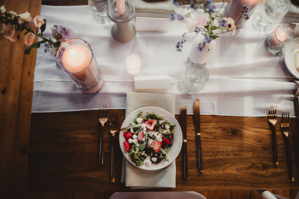 婚礼接待桌的俯视照片，上面摆放着花卉和蜡烛图片下载