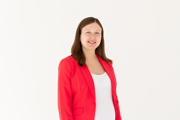 孕妇特写肖像，轻松自然，面带灿烂微笑，漂亮模特在白色背景的摄影棚中摆姿势。白人女性肖像。图片下载