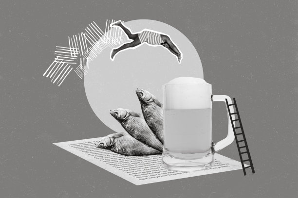 创意照片拼贴插图，描绘一位幽默无忧的男子在度假时跳入一杯啤酒中，旁边有鱼，背景为蓝色。图片下载