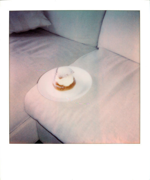 复古即时照片，白色沙发上的一盘Semla糕点图片下载