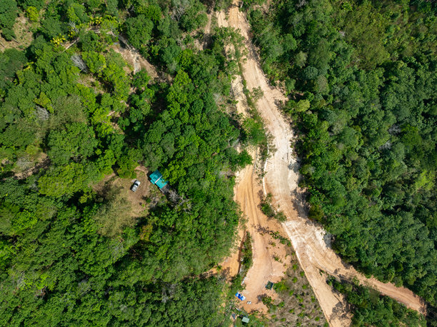 森林砍伐的航拍照片，农村地区因森林砍伐和土地侵蚀造成的环境破坏，森林砍伐的环境毁灭，热带雨林因人类开发而被毁坏图片下载