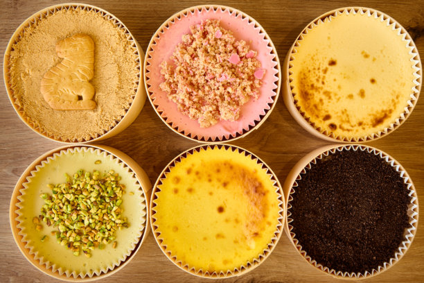 不同口味的多款芝士蛋糕的俯视照片图片下载