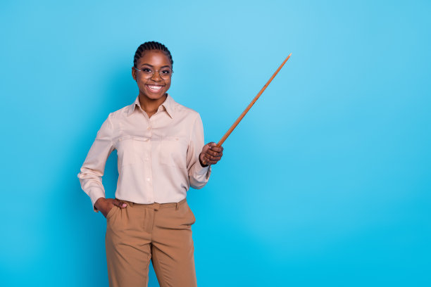 积极迷人的大学教授在蓝色背景下进行讲座，展示信息的照片图片下载