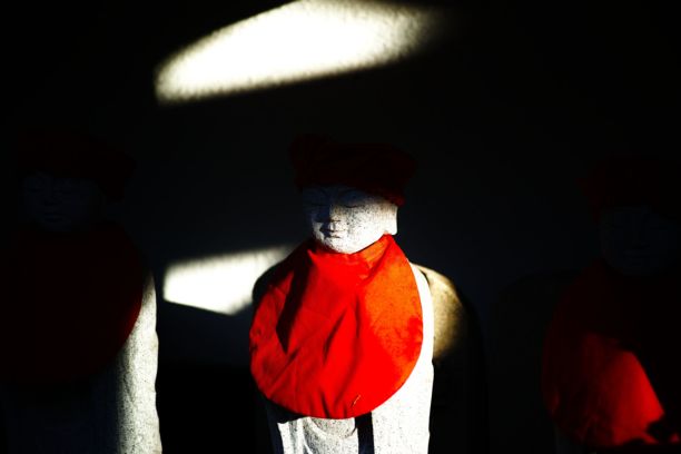 戏剧性灯光下的儿童石像图片下载