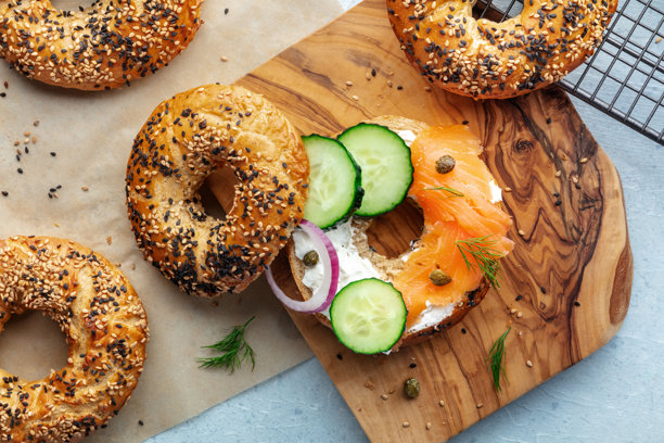 组装鲑鱼贝果的俯视平铺照片。夹有熏鲑鱼的三明治图片下载