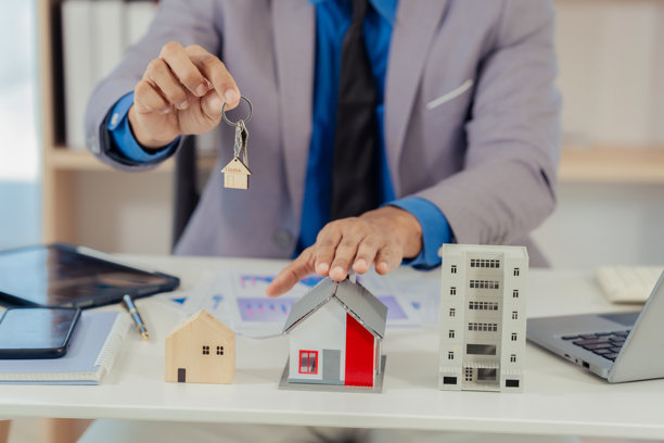 房屋销售人员在签署销售协议之前推荐房屋的细节和房产信息。出售房屋、房地产的创意，特写照片。图片下载