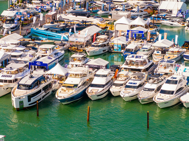 迈阿密国际船展的航拍照片，背景为迈阿密市中心图片下载