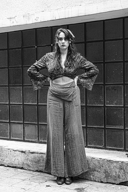 时尚服装年轻女性在巨大窗户前的照片系列图片下载